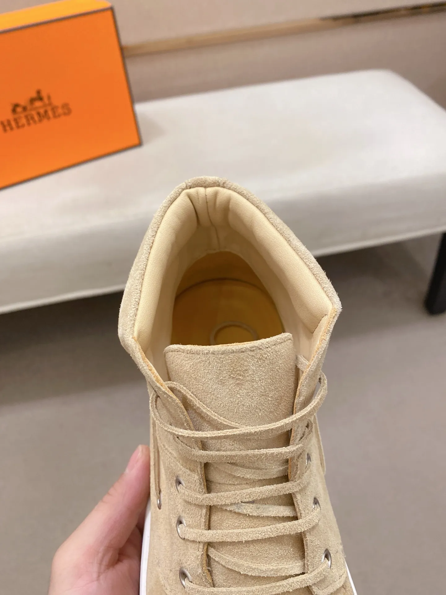 Ex-factory price: 480💰《HERMES》【Classic Original Version】Hermès; Top 🔝 Purchasing Agency 🔍🔍Men's latest high-tops 🇺🇸 available simultaneously at counters, imported from Italy original ▲▲cowhide ▲▲ (high-end, extravagance, class) times) Exquisite workmanship (Italian 🇮🇹Imported water-dyed 🐂cowhide lining) sole: Original sole provided by the original factory, ⚠️exclusive double-layer activity·TPR·rubber·combined molded outsole; super comfortable·wear-resistant·non-slip·environmental protection The real thing is more beautiful if you take the real thing (high quality, follow the order). You can enter and exit the counter at will * Number of yards: 38-44 (45 can be customized and cannot be returned or exchanged)